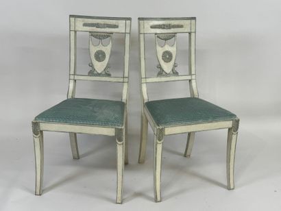Paire de chaises en bois laqué et peint,...