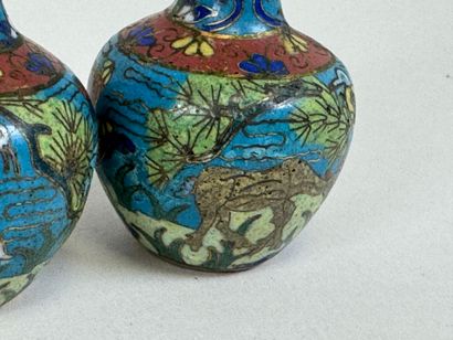 ASIE, XXe.
Paire de petits vases balustre...