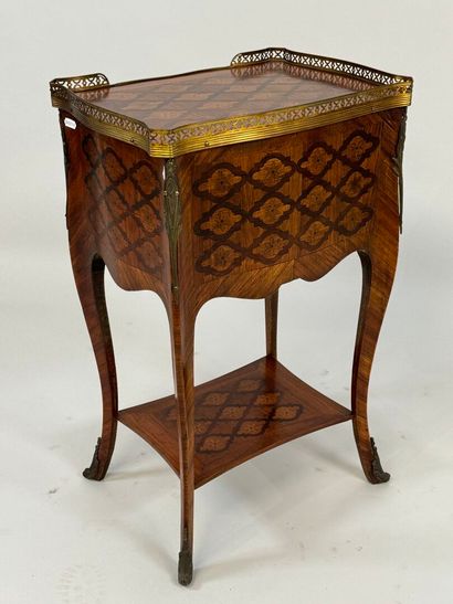 Chevet en bois et placage façon marqueté...