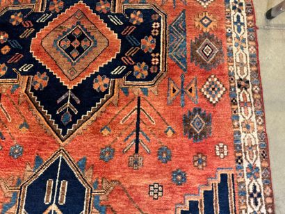 Tapis d'orient en laine nouée main à décor...