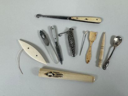 Petit lot d'objets de vitrine comprenant...