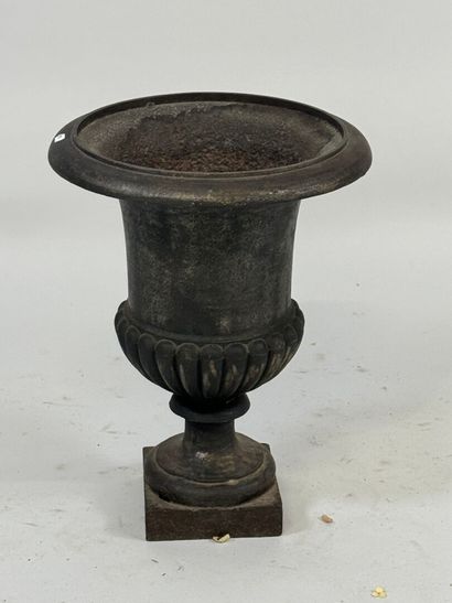 Medici-style cast-iron garden basin.
H. 47...
