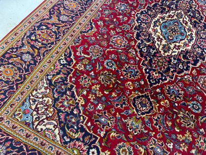 IRAN, XXe.
Important tapis en laine nouée...