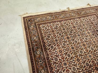 Important tapis en laine nouée main à décor...