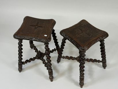Paire de tabourets en bois tourné, l'assise...
