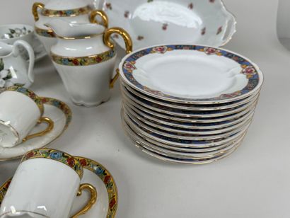 Partie de service à café en porcelaine blanche...