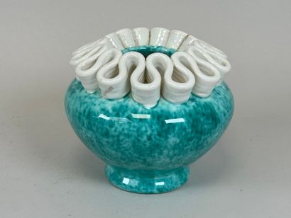 SAINTE-RADEGONDE.
Vase sur piédouche en céramique...