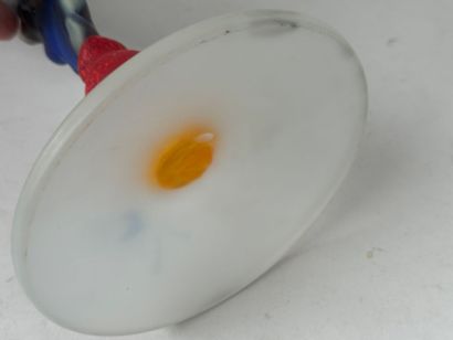 MURANO, XXe.
Bougeoir en verre coloré.
H....