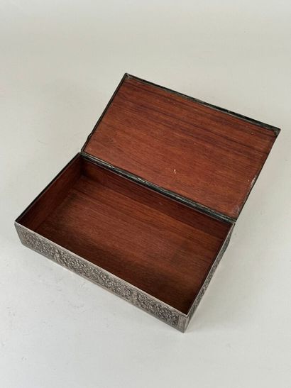 Boite rectangulaire en métal argenté à décor...
