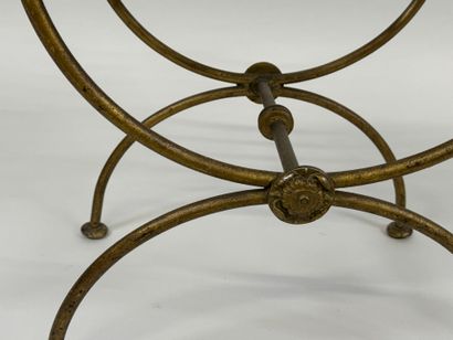 Tabouret curule en métal doré, l'assise ajourée.
45...