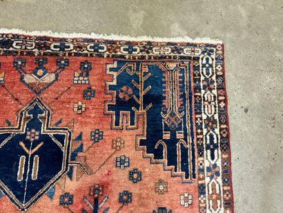 Tapis d'orient en laine nouée main à décor...