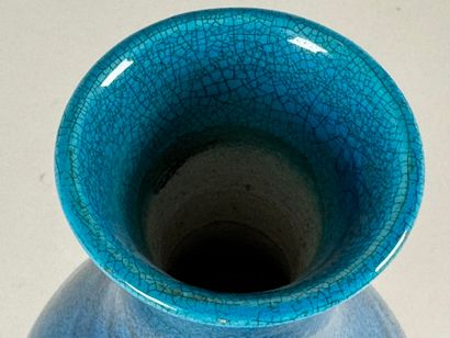 SEVRES.
Blue crackled ceramic vase.
H. 38...