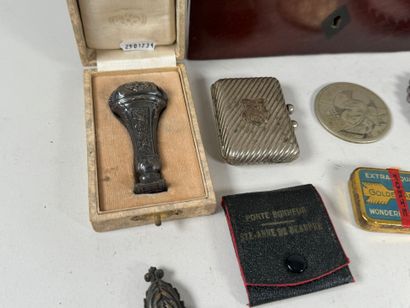 Lot comprenant clés de montre, deux cachets...