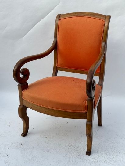 Fauteuil en bois naturel, les accotoirs à...