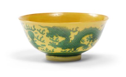 CHINA, 20th century.
Bowl in yellow and green...