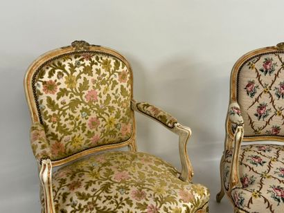 Paire de fauteuils à la Reine en bois mouluré...