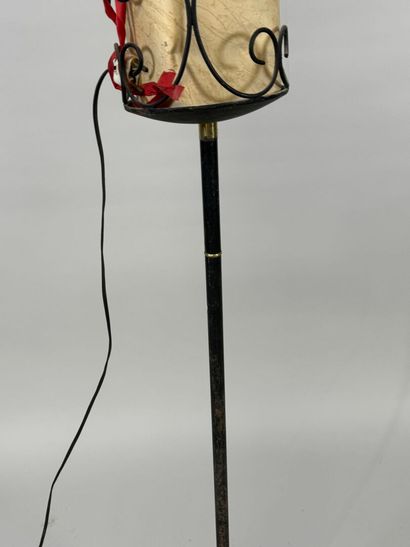 Metal floor lamp, circular cast-iron base.
Electrified.
H....
