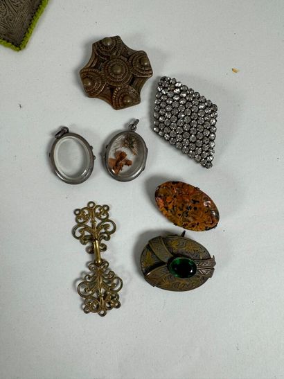 Important lot of brooches, cufflinks, necklaces,...
