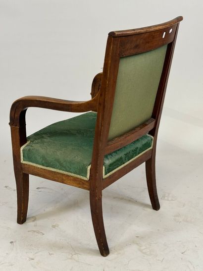 Fauteuil en acajou, la garniture en tissu...