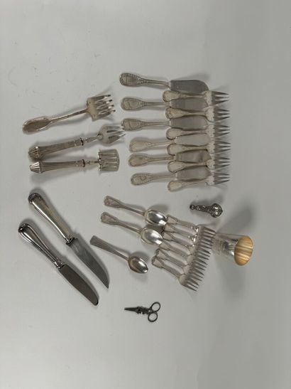 Lot en métal argenté comprenant :
- six couverts...
