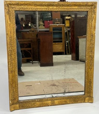 Miroir en bois et stuc doré à décor feuillagé.
97...