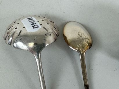 Cuillère et passe-thé en argent, poinçon...