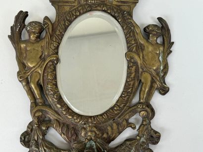 Miroir en bronze ciselé figurant deux angelots,...