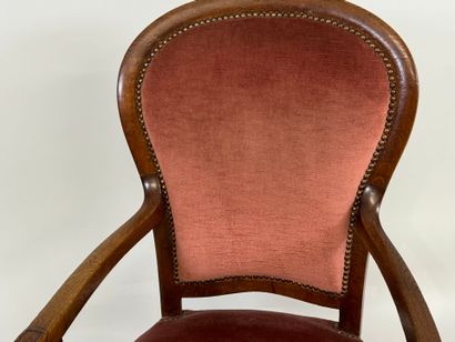 Fauteuil en bois mouluré, la garniture de...