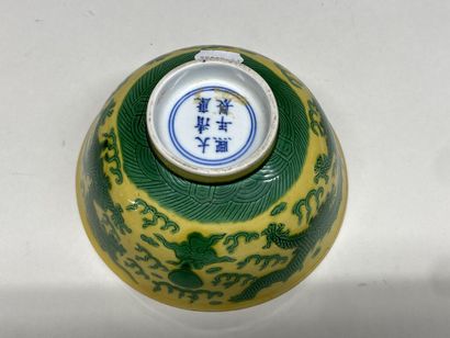CHINA, 20th century.
Bowl in yellow and green...