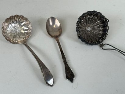 Cuillère et passe-thé en argent, poinçon...