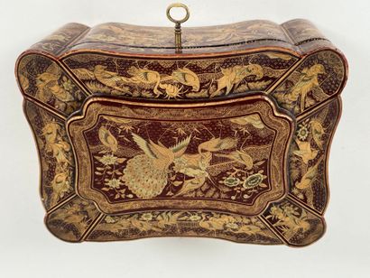 JAPAN, 20th century.
Scrolled lacquer box...