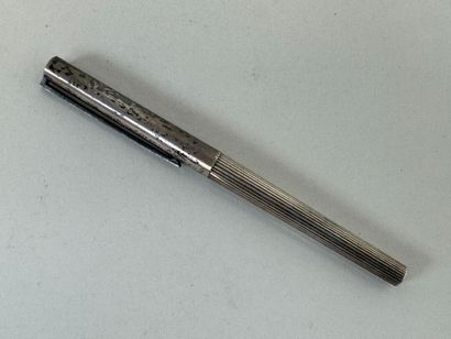 S.T DUPONT.
Stylo feutre en argent, le fut...