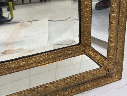 Miroir à parcloses en laiton repoussé à décor...