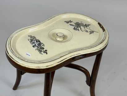THONET, dans le goût de.
Bidet en bois tourné,...