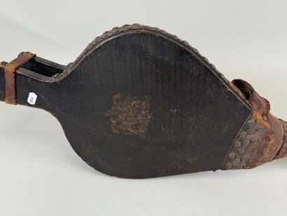 Important soufflet en bois, cuir et laiton.
L....
