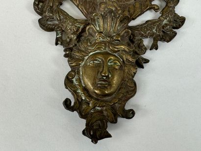 Miroir en bronze ciselé figurant deux angelots,...