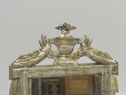 Miroir en bois sculpté et argenté à décor...