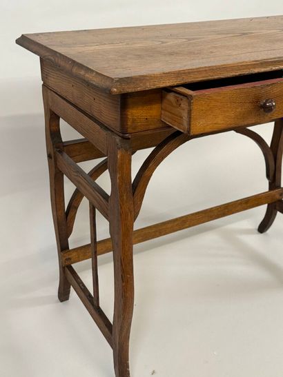 Petit bureau en chêne ouvrant par un tiroir...