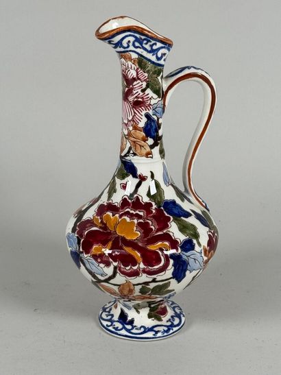 GIEN.
Polychrome earthenware ewer decorated...