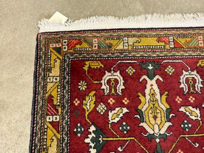 Tapis d'orient en laine nouée main à décor...