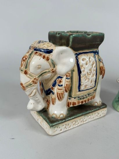 Paire de cendriers en faïence polychrome...