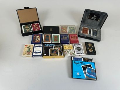 Important lot de jeux de cartes dont les...