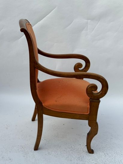 Fauteuil en bois naturel, les accotoirs à...