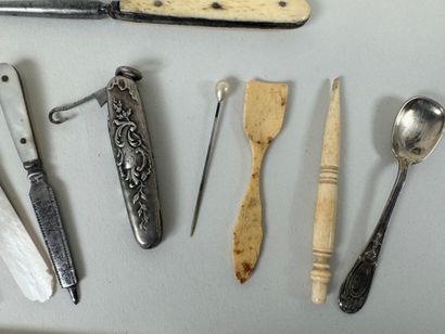 Petit lot d'objets de vitrine comprenant...