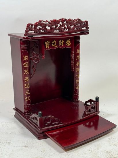 ASIA, 20th century.
Small altar in lacquered...