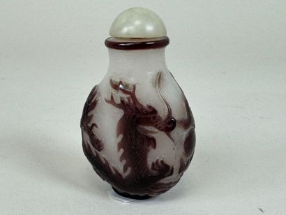 CHINE, XXe.
Tabatière en verre overlay à...