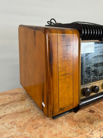 SCHNEIDER frères.
Radio set.
36 x 61 x 32...