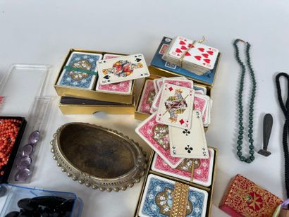 Important lot of pearls, necklaces, playing...