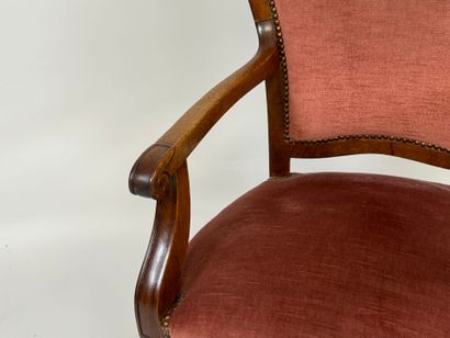 Fauteuil en bois mouluré, la garniture de...