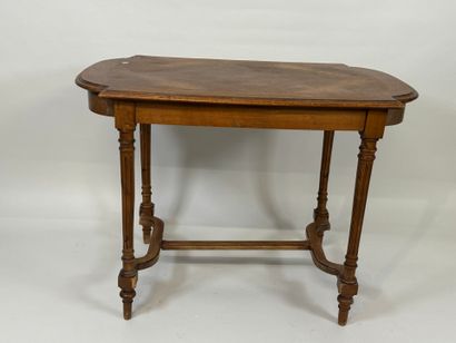 Table de milieu en bois et placage, l'entretoise...